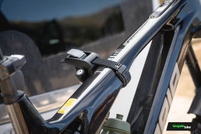 Probamos el Thule Epos ParkSecure 3B, uno de los portabicicletas más avanzados del mercado: tres bicicletas, sensores de aparcamiento y plegado total