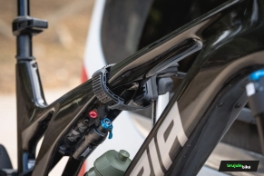 Probamos el Thule Epos ParkSecure 3B, uno de los portabicicletas más avanzados del mercado: tres bicicletas, sensores de aparcamiento y plegado total