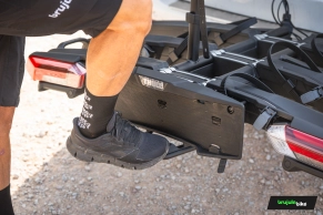 Probamos el Thule Epos ParkSecure 3B, uno de los portabicicletas más avanzados del mercado: tres bicicletas, sensores de aparcamiento y plegado total