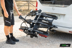 Probamos el Thule Epos ParkSecure 3B, uno de los portabicicletas más avanzados del mercado: tres bicicletas, sensores de aparcamiento y plegado total