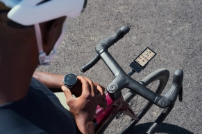 Carbono, aluminio, control por voz y 120 horas de autonomía: el COROS DURA 2 SOLAR quiere ser el mejor ciclocomputador del mercado