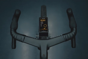 Carbono, aluminio, control por voz y 120 horas de autonomía: el COROS DURA 2 SOLAR quiere ser el mejor ciclocomputador del mercado
