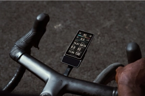 Carbono, aluminio, control por voz y 120 horas de autonomía: el COROS DURA 2 SOLAR quiere ser el mejor ciclocomputador del mercado