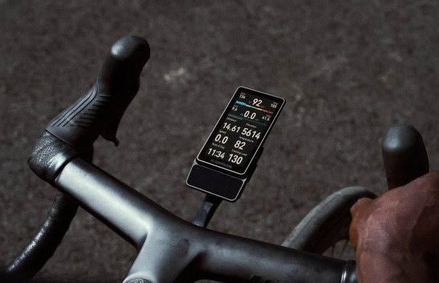 Carbon, Aluminium, Sprachsteuerung und 120 Stunden Akkulaufzeit: Der COROS DURA 2 SOLAR will der beste Fahrradcomputer auf dem Markt sein