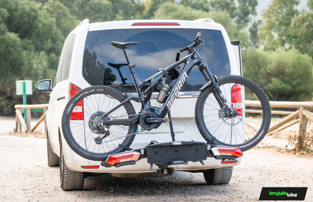 Essai du Thule Epos ParkSecure 3 vélos : l’un des porte-vélos les plus avancés du marché, avec des capteurs de stationnement et un pliage intégral