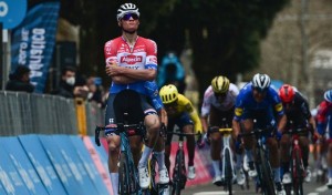 Van der Poel gana de brazos cruzados la tercera etapa de la Tirreno-Adriatico 2021