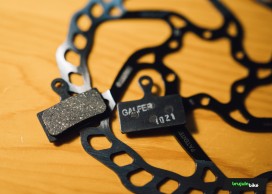 Por frenada, estética y precio, estos discos y pastillas Galfer se acaban de ganar un sitio en nuestra lista de la compra