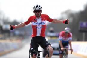 Van der Poel stays stuck in the last metres and Kasper Asgreen wins the 2021 Tour of Flanders
