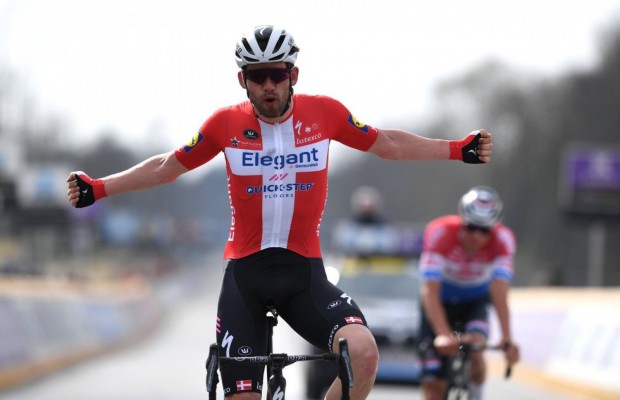 Van der Poel stays stuck in the last metres and Kasper Asgreen wins the 2021 Tour of Flanders