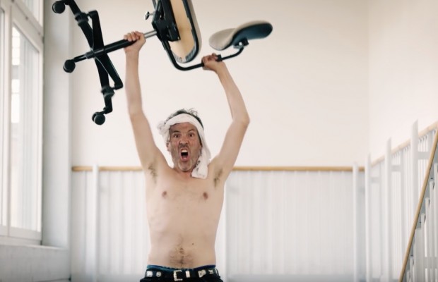 Un lunes cualquiera en la oficina, después de una carrera de mountain bike