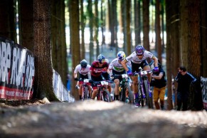 Cambios de equipo, retiradas, nuevos favoritos y mucho más en este vídeo previo a la Copa del Mundo XCO 2021