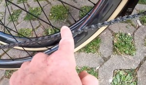 Zugasti le hace la prueba de la cadena a las bicis de Pogacar y Roglic