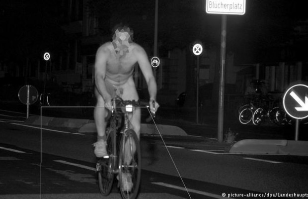Un ciclista es captado por un radar por exceso de velocidad y lo sorprenden desnudo