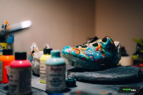 We visit JotaKicks studio, where any pair of shoes becomes exclusive