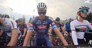 Van der Poel gana a Tom Pidcock con foto finish en el Short Track de Nove Mesto