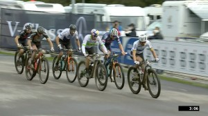 Van der Poel gana a Tom Pidcock con foto finish en el Short Track de Nove Mesto