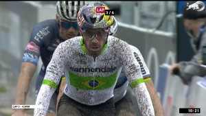 Van der Poel gana a Tom Pidcock con foto finish en el Short Track de Nove Mesto