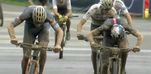Van der Poel gana a Tom Pidcock con foto finish en el Short Track de Nove Mesto