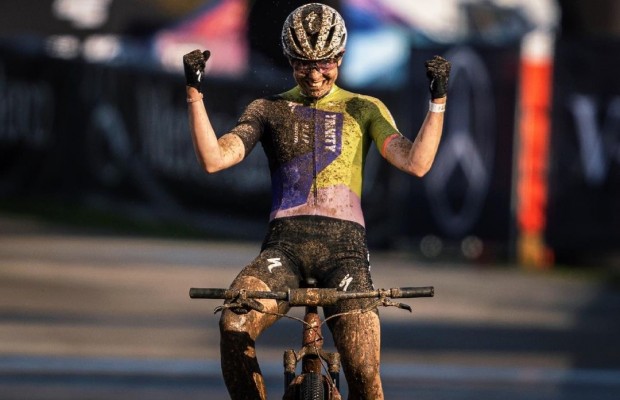 Haley Batten surprises and wins the Short Track in Nove Mesto