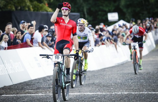 Victoria de Gaze, a Schurter se le vuelve a atragantar el short track en Mont Sainte-Anne