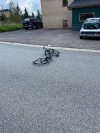 Tom Pidcock breaks his collarbone in an accident that has left his bike broken in two