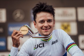 Pidcock vuelve a competir apenas 20 días después de romperse la clavícula