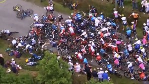 Un espectador tiró al pelotón en la primera etapa del Tour