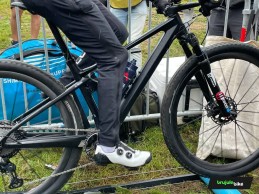 Pidcock volvió a competir con su misterioso prototipo de suspensión ¿inteligente?