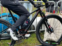 Pidcock volvió a competir con su misterioso prototipo de suspensión ¿inteligente?