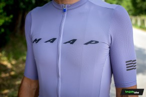Probamos el maillot Evade Pro Base y el culotte Team Bib Evo de Maap: alta costura ciclista
