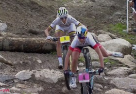 Una épica Jolanda Neff lo gana todo en la Copa del Mundo La Bresse, la mejor carrera en años