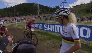 Una épica Jolanda Neff lo gana todo en la Copa del Mundo La Bresse, la mejor carrera en años