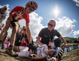 Una épica Jolanda Neff lo gana todo en la Copa del Mundo La Bresse, la mejor carrera en años