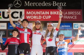 Una épica Jolanda Neff lo gana todo en la Copa del Mundo La Bresse, la mejor carrera en años