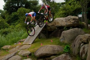 Así salvó Jolanda Neff el tipo en la misma zona donde ayer cayó Van der Poel