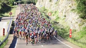 How many kilometres difference is there between an amateur and a professional cyclist?