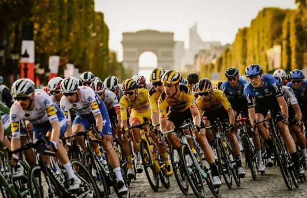 How many kilometres difference is there between an amateur and a professional cyclist?