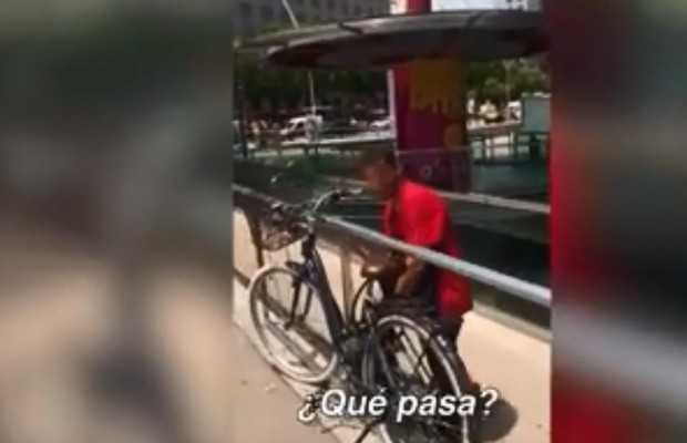 Lo pillan robando una bici, le graban y se hace viral