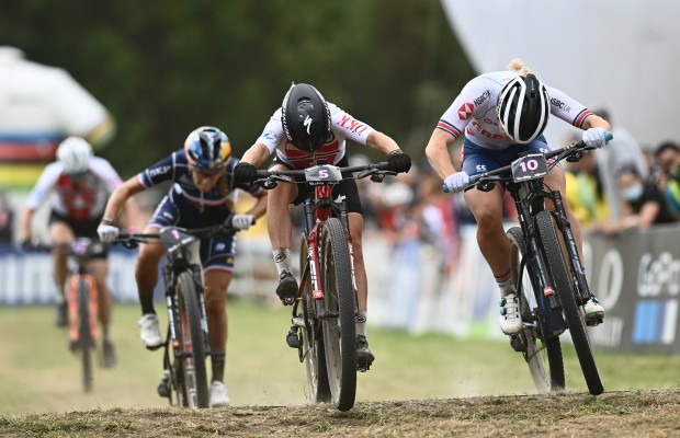 Sina Frei gana al sprint el primer Campeonato del Mundo de Short Track