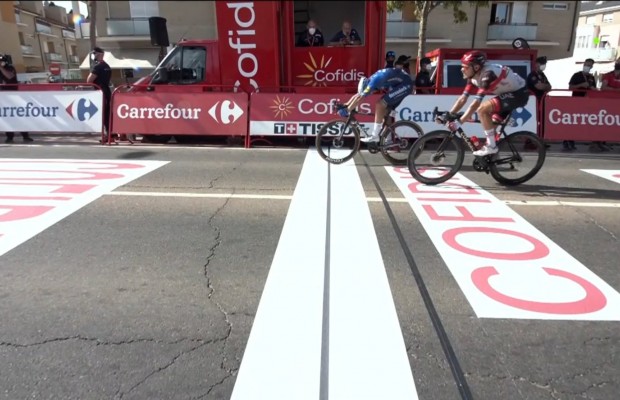 Sénéchal gana al sprint tras el pinchazo de Jakobsen