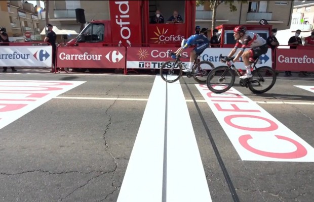 Sénéchal wins the sprint after Jakobsen's flat tyre