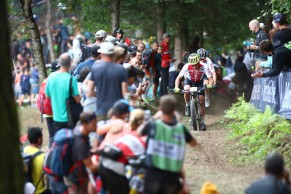 Este foi o fim emocionante entre Schurter e Fluckiger no Campeonato Mundial XCO