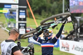 Greg Minnaar se proclama Campeón del Mundo DH con casi 40 años, Myriam Nicole gana en mujeres