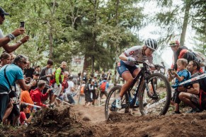 Algunos consejos de Evie Richards para ir más rápido: "mezclo mitad de agua con RedBull en mi bidón"