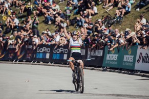 Algunos consejos de Evie Richards para ir más rápido: "mezclo mitad de agua con RedBull en mi bidón"