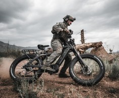 Varios ejércitos están comprando estas eBikes con soporte para armas