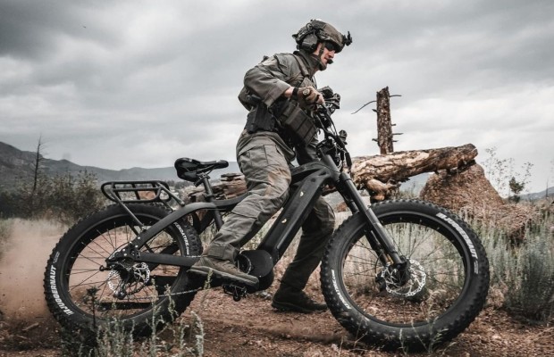Vários exércitos estão comprando essas eBikes com suporte para armas