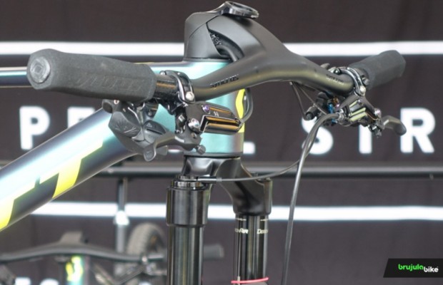 Nino Schurter pilota um protótipo de freio SRAM na Copa do Mundo de Snowshoe