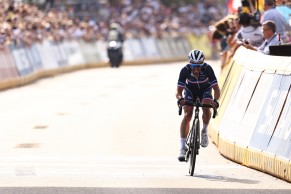 Exhibition by Alaphilippe to retain his World Champion title in Flanders