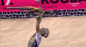 Sonny Colbrelli vence um Paris Roubaix histórico